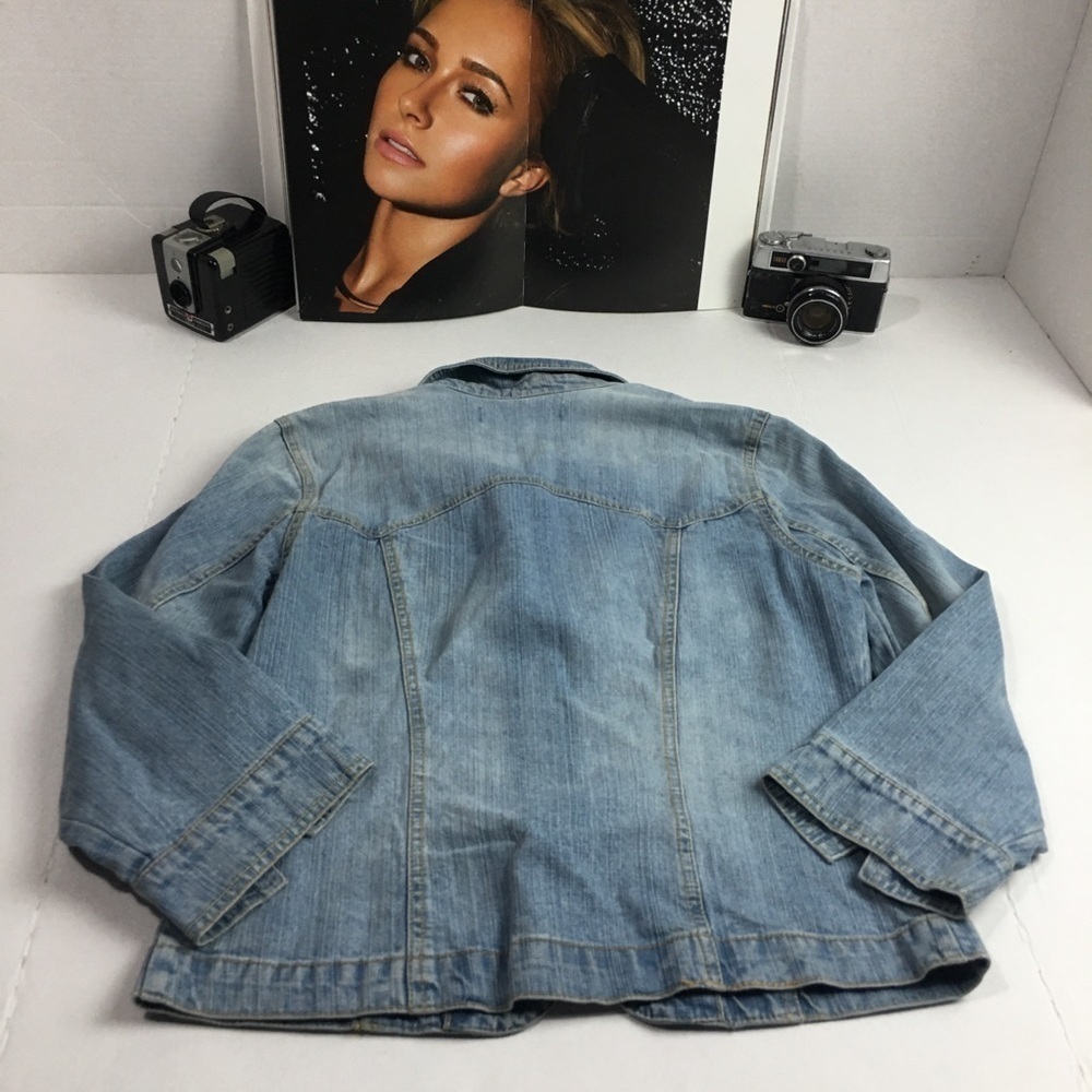 Sunfaded Denim Jacket | Relaxed Cropped Fit · Western Stitch · Butter Soft - Picture 11 of 13